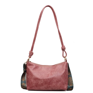 Sac à bandoulière rose rétro avec sangle large à motifs et texture mate