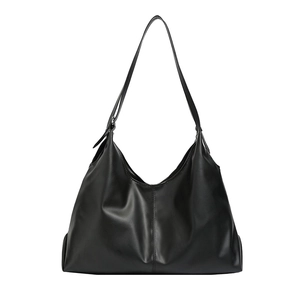 Sac fourre-tout minimaliste en cuir souple noir pour femmes avec bandoulière réglable