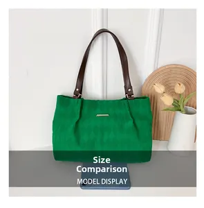 Confronto dimensioni borsa tote trapuntata verde con manici in pelle marrone e oro