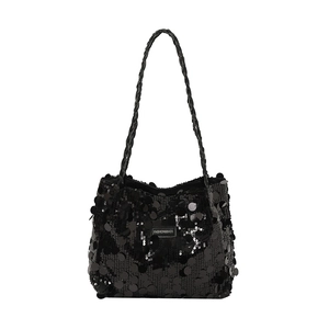 Borsa sottobraccio chic con paillettes nere finitura scintillante e manici intrecciati