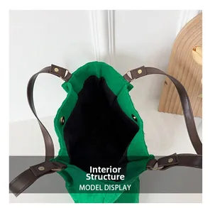 Dettaglio interno della borsa tote trapuntata verde con tracolla in pelle marrone e oro