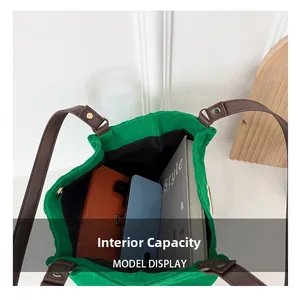 Capacità interna della borsa tote trapuntata verde con spazio per telefono e agenda