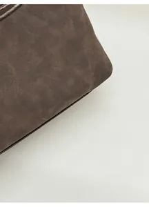 Dettaglio della texture opaca marrone scuro della borsa a tracolla con stampa Fashion