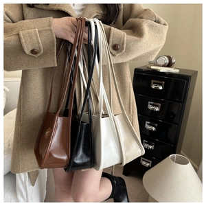 Sacs portés épaule minimalistes en marron foncé, noir et crème avec finition lisse
