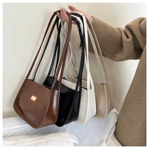 Détail de quatre sacs à bandoulière en cuir brillant minimalistes en marron, noir, blanc et beige