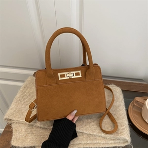 Sac à main marron mat givré avec fermoir doré et bandoulière pour femme élégante