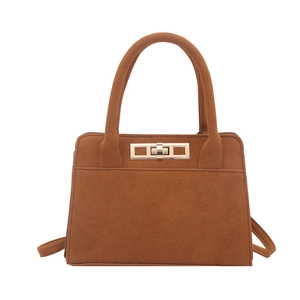 Borsa a trapezio in camoscio marrone con chiusura dorata e tracolla regolabile su bianco