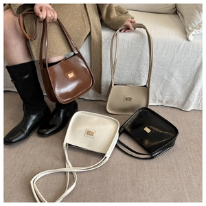 Vue détaillée de sacs à bandoulière chics en marron, beige, blanc et noir en similicuir