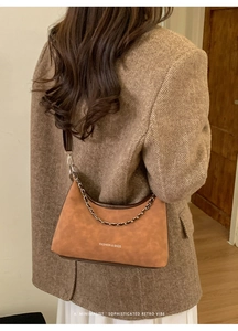 Sac demi-lune en cuir mat marron avec détails de chaîne et bandoulière réglable