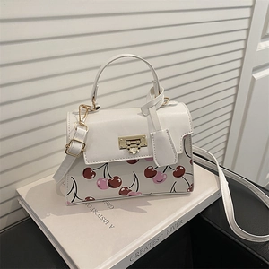 Sac à main blanc minimaliste avec imprimé cerise, boucle dorée et bandoulière