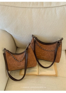 Comparaison détaillée de deux sacs cabas vintage caramel en tailles petite et grande