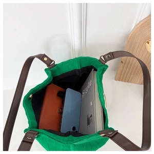 Vista dall'alto della borsa trapuntata con ampio spazio per libri e oggetti essenziali