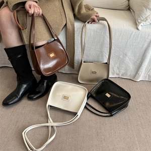 Sac À Épaule Femme Cuir PU Retro Sac Sous L'Aisselle Décor Plaque Métallique Minimaliste Chic