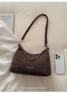 Détail du sac cabas en daim café avec chaîne argentée et bandoulière en cuir souple