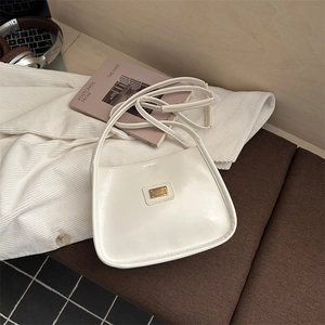 Sac à main élégant en cuir blanc avec plaque dorée pour un style chic quotidien