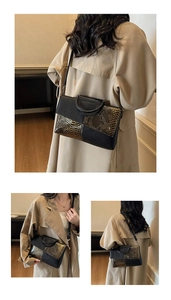 Detailansicht der Retro-Handtasche mit Schlangenmuster-Patchwork und Metall-Riemen