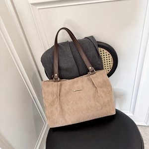 Borsa tote beige trapuntata con manici in pelle marrone e finiture dorate