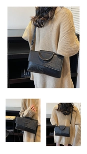 Details einer Handtasche mit Schlangenmuster, D-Ring-Griff und verstellbarem Riemen