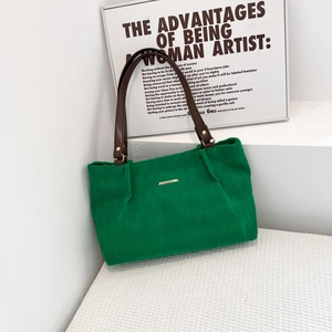 Borsa tote vintage verde con motivo trapuntato a rombi e spalline marroni eleganti