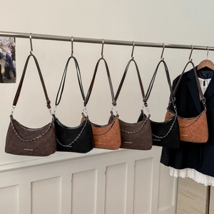 Collezione di borse a mano retrò in pelle marrone e nera con elegante catena d'argento