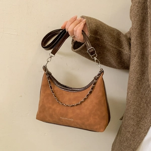 Sac hobo marron en daim avec chaîne argentée et bandoulière réglable pour femme