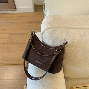 Sac hobo minimaliste marron foncé en daim avec chaîne argentée et lettrage blanc