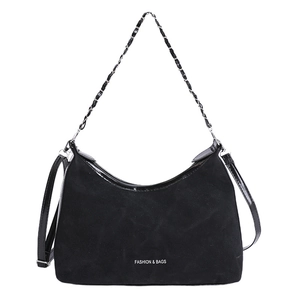 Borsa tote nera in finto scamosciato con tracolla a catena e design a mezzaluna