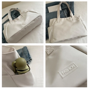 Dettaglio della borsa tote bianca impermeabile con tasche laterali e logo ricamato