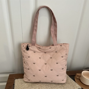 Borsa tote trapuntata rosa con ricamo a fiocco marrone e trama a rombi elegante