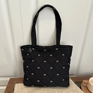 Borsa tote nera trapuntata con ricami a fiocco bianchi e ciondolo a forma di orso