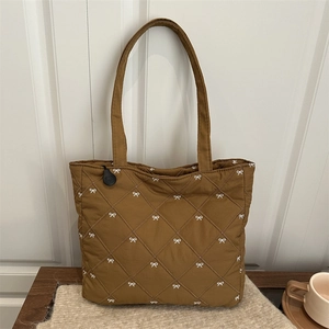 Borsa tote trapuntata marrone con ricami a fiocco bianco e design minimalista in nylon