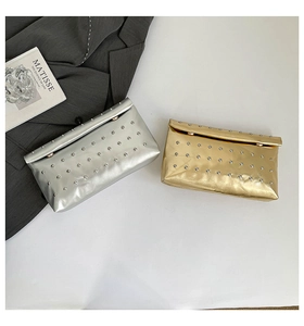 Détail de pochettes enveloppes en cuir PU métallisé avec rivets argentés en or et argent