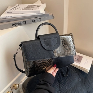 Elegante schwarze Handtasche mit braunem Krokodilmuster und Metallgriff für Damen