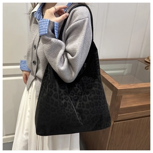 Détail du grand sac cabas noir à motif léopard avec texture mate et longues anses