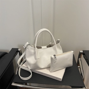 Ensemble minimaliste de sac fourre-tout et pochette en similicuir blanc chic