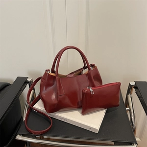 Ensemble sac cabas et pochette en cuir rouge bordeaux au style vintage minimaliste
