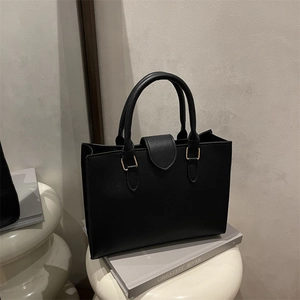 Klassische schwarze Tote-Bag aus Leder mit Lychee-Muster und goldenen Metalldetails