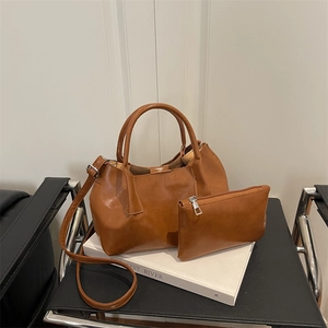 Sac fourre-tout et pochette marron caramel minimalistes en simili cuir brillant