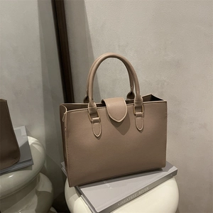 Taupefarbene Shopper-Tasche aus genarbtem Leder mit goldenen Beschlägen und Klappe