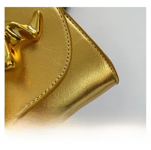 Détail du matériau Saffiano doré avec des coutures de haute qualité et ferrures dorées