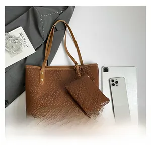 Set borsa tote marrone intrecciata con pochette coordinata e tracolla rimovibile