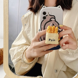 Dettaglio del supporto 3D a forma di baguette su cover bianca con orecchie da gatto