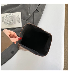 Détails de l'intérieur du sac en cuir marron avec fermoir magnétique et doublure noire