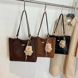 Women Large Capacity Tote Bag PU Leather Retro Shoulder Handbag Urban Minimalist Vintage Underarm Bag With Bear Charm