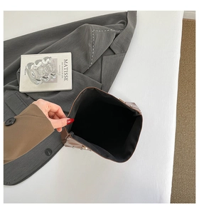 Vue de dessus du sac en cuir marron avec doublure en tissu noir et boucles en métal