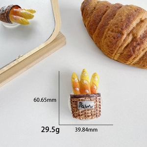Vista macro dell'impugnatura per telefono a forma di cesto di baguette in miniatura