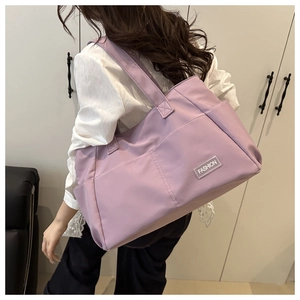 Dettaglio di una grande borsa tote viola con design spazioso e tessuto in nylon resistente