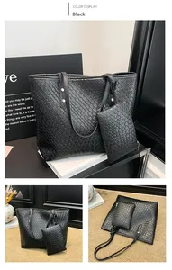 Dettaglio della borsa tote nera intrecciata e pochette con sottili tracolle