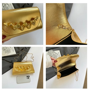 Détails de la boucle dorée ondulée et de la texture du sac à bandoulière chic