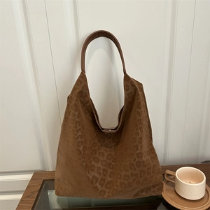 Sac hobo vintage imprimé léopard en daim avec bandoulière en cuir pour un look tendance